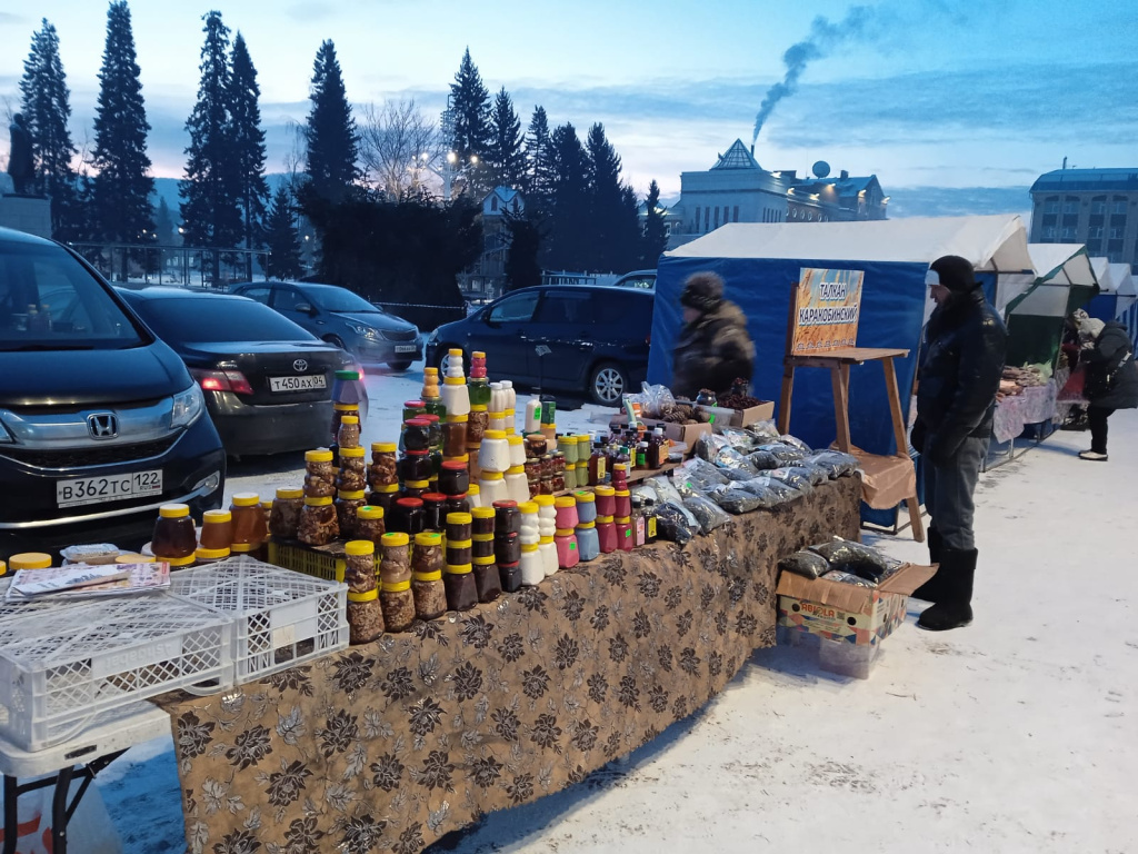 Сегодня, 16 декабря, на главной площади Горно-Алтайска проходит  республиканская предновогодняя ярмарка